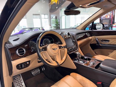 Used 2017 Bentley Bentayga image 41