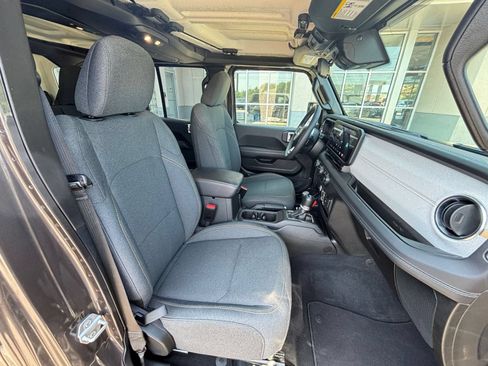Used 2025 Jeep Wrangler Unlimited Sahara AWD/4WD image 35