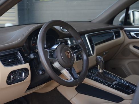 Certified 2018 Porsche Macan AWD/4WD image 4