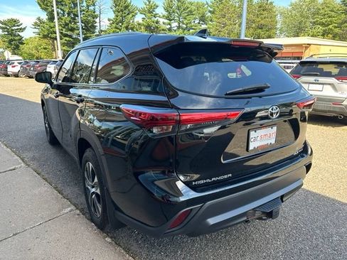 Used 2021 Toyota Highlander XLE AWD/4WD image 5