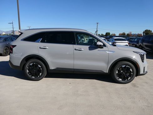 New 2026 Kia Sorento S image 2