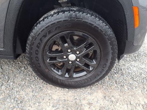 Used 2024 Jeep Grand Cherokee Laredo image 31