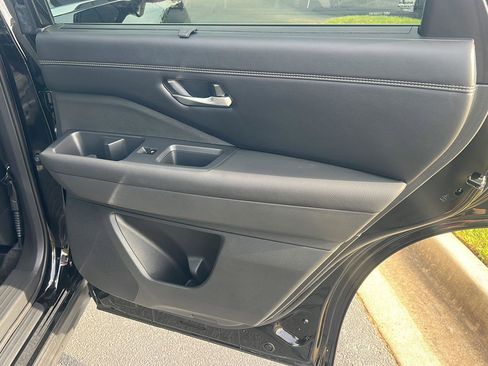 Used 2023 Nissan Pathfinder Platinum AWD/4WD image 16