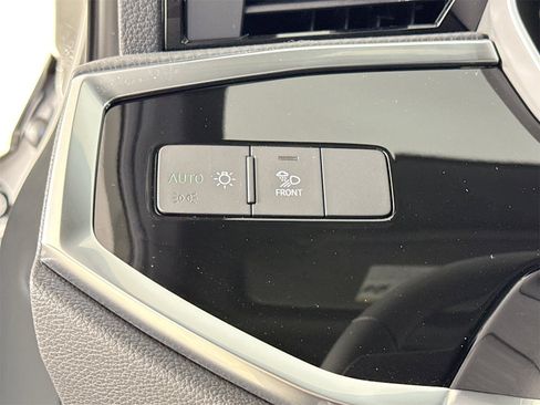 New 2025 Audi Q3 2.0T Premium image 10
