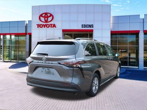 Used 2025 Toyota Sienna XLE FWD image 3