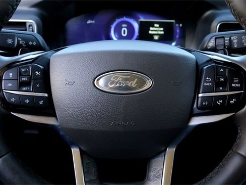 Used 2021 Ford Explorer Platinum w/ Premium Technology Package image 12