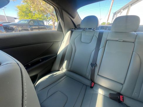 Used 2025 Hyundai Elantra Limited image 39