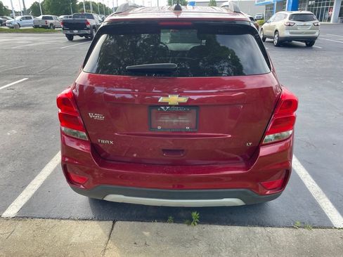 Used 2020 Chevrolet Trax LT w/ LT Convenience Package FWD image 3