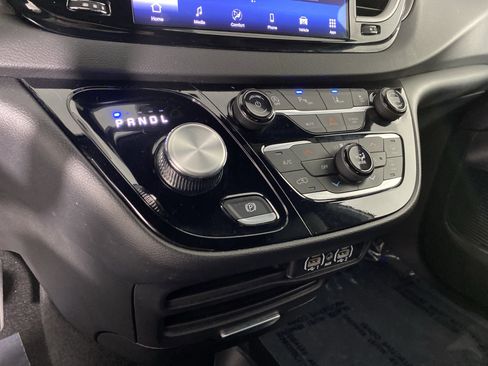 Used 2025 Chrysler Pacifica Select image 29