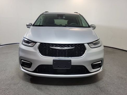 Used 2022 Chrysler Pacifica Limited FWD image 2