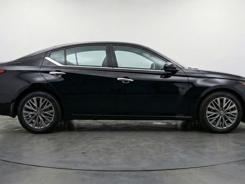 Used 2025 Nissan Altima 2.5 SV FWD image 11