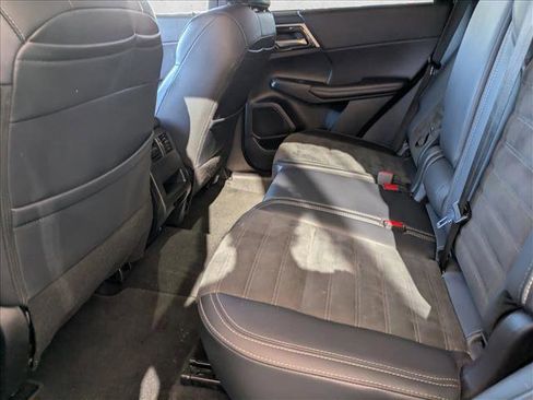 Used 2024 Mitsubishi Outlander SE image 15