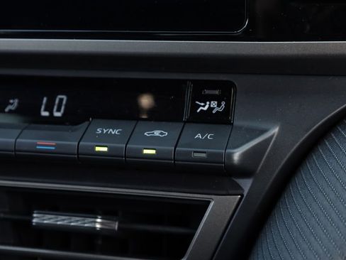 Used 2025 Toyota Camry SE image 31