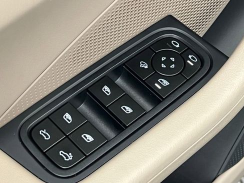 Certified 2025 Porsche Macan Electric image 37