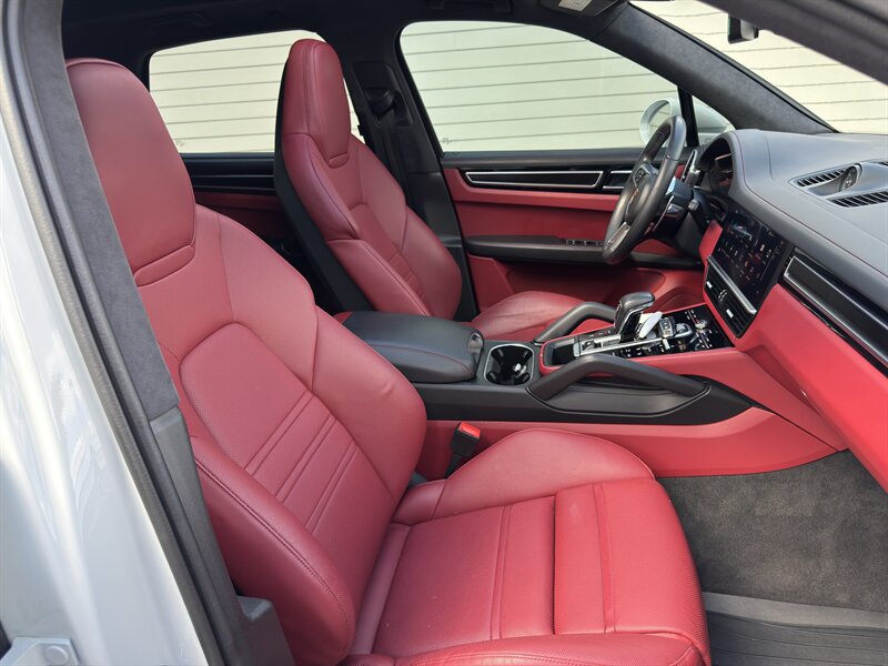 Used 2022 Porsche Cayenne GTS AWD/4WD image 32