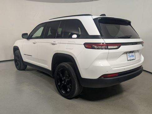 Used 2023 Jeep Grand Cherokee Altitude RWD image 6