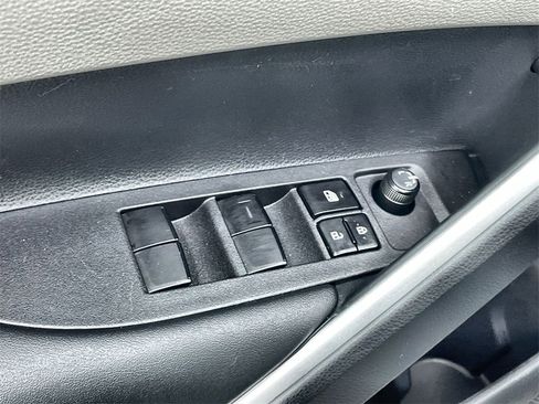 Used 2025 Toyota Corolla Cross L image 12