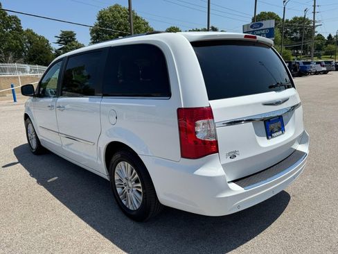 Used 2014 Chrysler Town & Country Limited w/ Luxury Group FWD image 5
