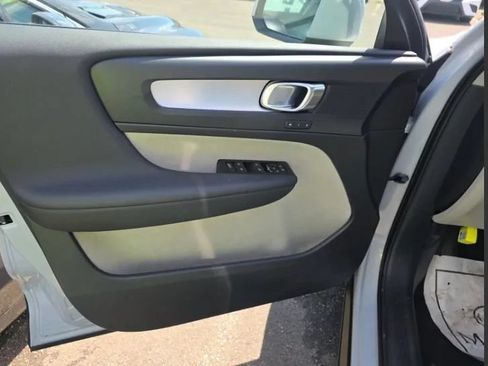 Used 2021 Volvo XC40 T4 Momentum FWD image 10