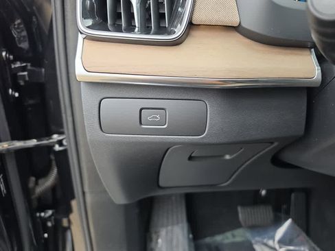 Used 2025 Volvo XC90 B5 Plus AWD/4WD image 24