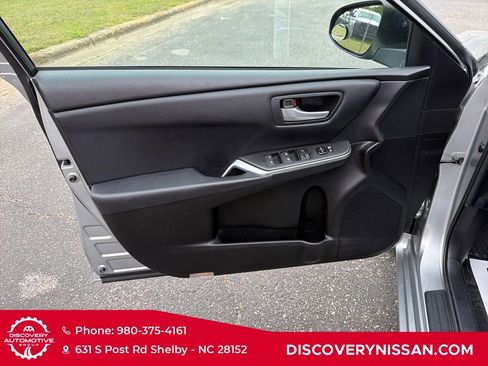 Used 2017 Toyota Camry SE w/ Moonroof Package FWD image 8