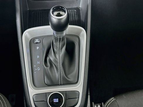 Used 2025 Hyundai Venue SEL FWD image 25