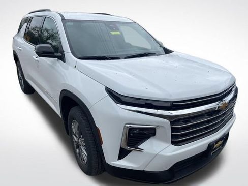 Used 2025 Chevrolet Traverse LT w/ Driver Confidence Package image 1