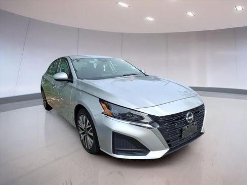 Used 2023 Nissan Altima 2.5 SV image 1
