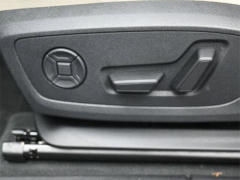 Certified 2025 Audi Q3 2.0T Premium w/ Convenience Package image 10