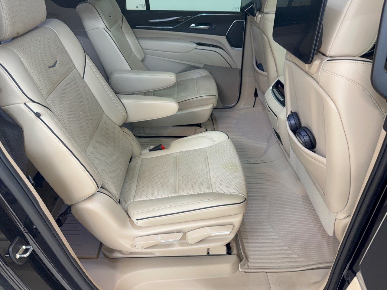 Used 2023 Cadillac Escalade ESV Premium Luxury w/ LPO, Floor Liner Package AWD/4WD image 29