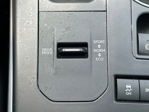 Used 2021 Toyota Highlander XLE FWD image 30