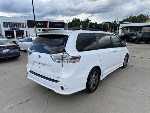 Used 2017 Toyota Sienna SE Premium image 3