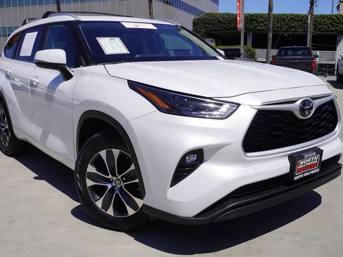 Certified 2024 Toyota Highlander XLE FWD image 2