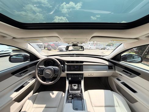 Used 2016 Jaguar XF Premium RWD image 24