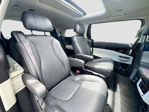 Certified 2024 Kia Carnival SX Prestige FWD image 34