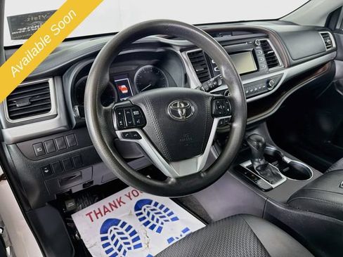 Used 2019 Toyota Highlander LE AWD/4WD image 9