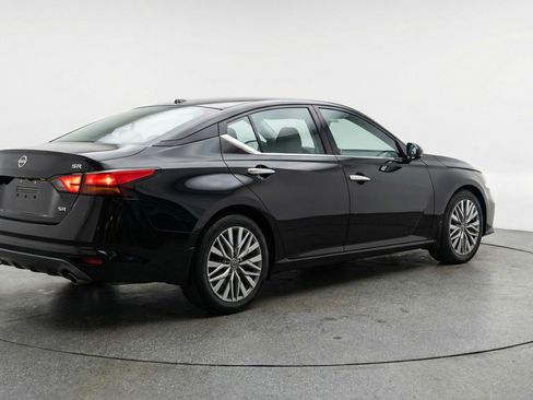 Used 2025 Nissan Altima 2.5 SV image 9