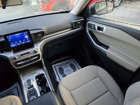 Used 2022 Ford Explorer XLT image 36