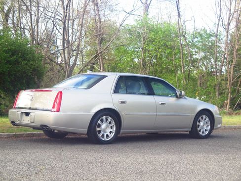 Used 2009 Cadillac DTS w/ Trunk Convenience Package FWD image 4
