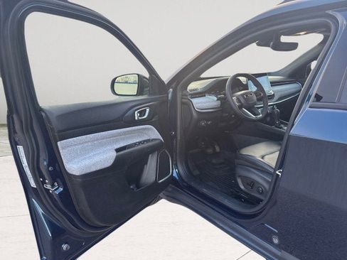 Used 2024 Jeep Compass Latitude image 18