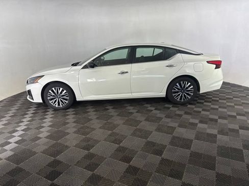 Used 2025 Nissan Altima 2.5 SV FWD image 11
