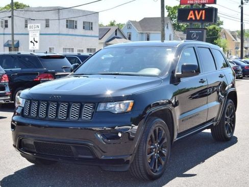 Used 2020 Jeep Grand Cherokee Laredo AWD/4WD image 3