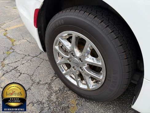 Used 2024 Chrysler Pacifica Touring-L FWD image 22