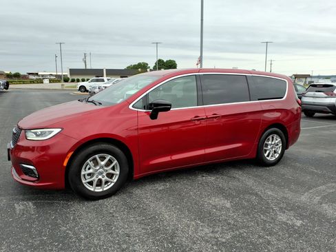 Used 2025 Chrysler Pacifica Select FWD image 3