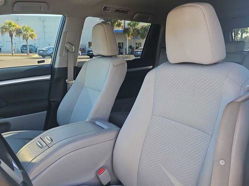 Used 2019 Toyota Highlander LE image 13