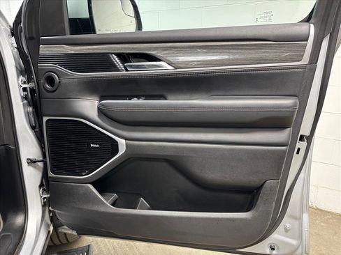 Used 2022 Jeep Wagoneer Series III w/ Premium Group I image 30