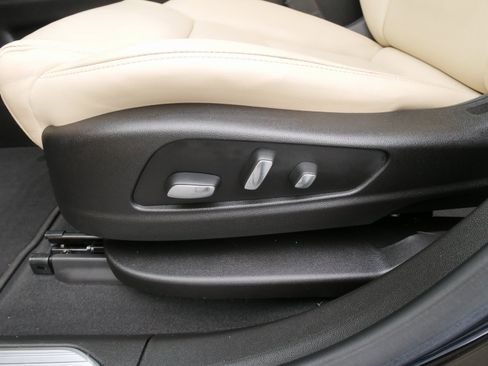 Used 2018 Cadillac XT5 Luxury w/ Driver Awareness Package image 18