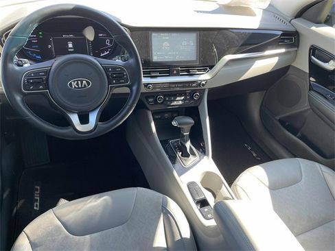 Used 2021 Kia Niro Touring image 2
