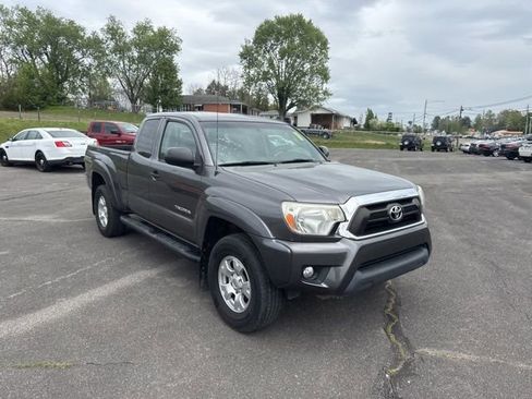 Used 2014 Toyota Tacoma 4x4 Access Cab V6 w/ TRD Off-Road Package image 2