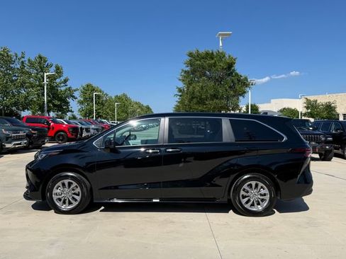 Used 2025 Toyota Sienna XLE FWD image 7